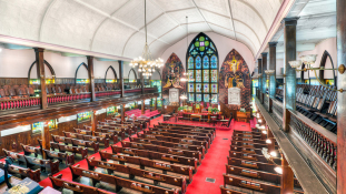 Gyűlölet-gyilkosság: kilenc halott a templomban