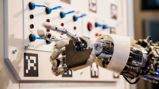 Egy robot átment egy öntudatosságot tesztelő felmérésen
