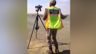 Táncoló rendőr veri át a gyorshajtókat Dél-Afrikában (videóval)