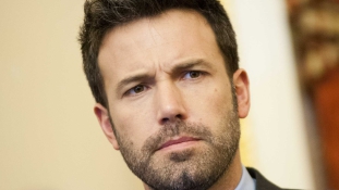 Ben Affleck mindent tagad – nem csavarta el a bébiszitter fejét