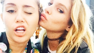 Kibújt a szög a zsákból: Miley Cyrust rajtakapták egy lánnyal