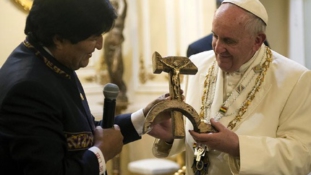Ferenc  pápa ajándékai: a sarló-kalapács formájú feszület nincs egyedül