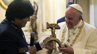 Sarló-kalapács feszületet kapott a bolíviai elnöktől Ferenc pápa