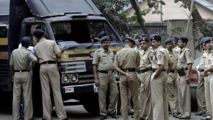 Terror Indiában – lövések a buszmegállóban és a rendőrségen