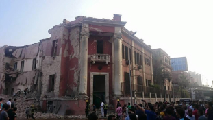Hatalmas autóbomba robbant Kairóban, az olasz konzulátusnál
