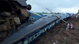 Vonatszerencsétlenség Indiában, sok halottal