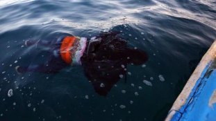 Többszáz bevándorlót szállító hajó borult fel a tengeren Líbiánál