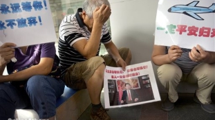 Eltűnt utasszállító – Pekingben tüntettek az áldozatok hozzátartozói