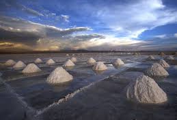 Indulhat Bolíviában a világ legnagyobb lítium-lelőhelyének kiaknázása