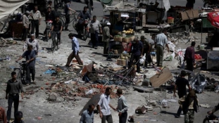 Több mint félszáz halálos áldozata van a Damaszkusz közelében történt légicsapásnak