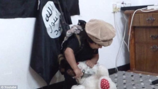 Videón fejezi le a maciját a harcosnak öltöztetett ISIS-óvodás