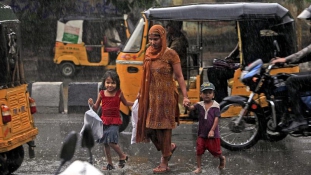 Több mint száz életet követeltek az áradások Indiában