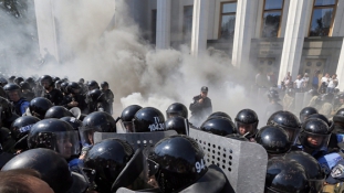 Megrohamozták az ukrán parlament épületét, halott is van