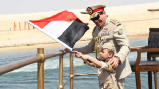 Ki a kiskölyök, aki az elnök mellett lengette a zászlót az új Szuezi-csatornán?