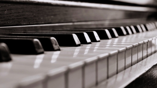 Play me – Public Piano at Budapest Airport