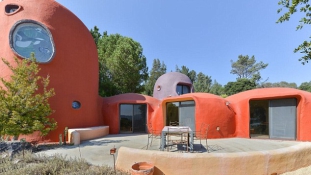 Subidubidú, eladó a Flintstones villa