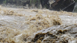 Katasztrófa Japánban:  áradások, lecsapó vízfal, elsodort utak és házak