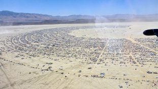 Burning Man buli közepébe zuhant a kamera egy drónról