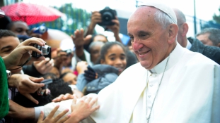 Mindenki háborodjon fel: narkósnak nevezte Ferenc pápát Kim Kardashian