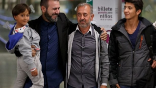 Így köszöntötték Madridban az elgáncsolt szír menekültet