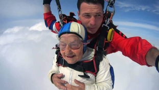 93 évesen  ejtőernyőzött az orosz szupernagyi