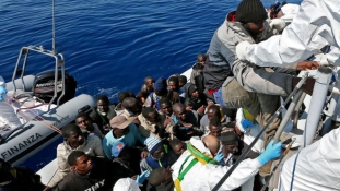 Egyetlen nap alatt 3 ezer embert mentettek ki a Földközi-tengerből