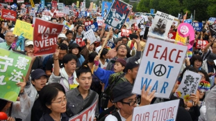 A háborúnak vége – Ezrek tiltakoztak Japánban