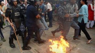 Parittyás és botokkal felszerelt tüntetőket lőttek le a rendőrök Nepálban
