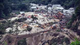 Közel nyolcvan halálos áldozata van a földcsuszamlásnak
