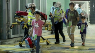 Órákig vártak az utasok, hogy kimentsék őket a kompról Hongkongban
