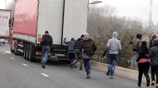 Szénmonoxid-mérgezést szenvedtek migránsok egy lengyel hűtőkocsiban
