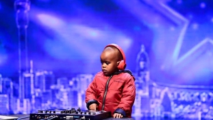 Hároméves DJ kápráztatta el a közönséget Dél-Afrikában (videóval)