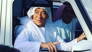 Jacki Chan arab népviseletben egy tevefutamon