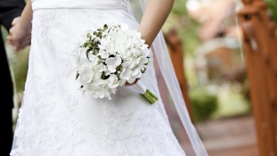 Rövid házasság: a menyasszonyi ruha miatt vált el a férj