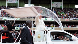 Kenyai nyomornegyedben járt Ferenc pápa