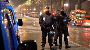 Az egyik túszejtő halott, egy őrizetben, a többiek szökésben Franciaországban