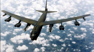 Amerikai hadászati bombázó repült át a kínai mesterséges szigetek fölött