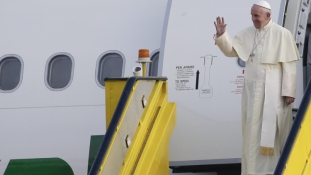 A béke üzenetével érkezett Ugandába Ferenc pápa