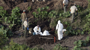 Tömegsírba temették áldozataikat a rendőrök