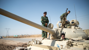 Menekülnek a kurdok elől az Iszlám Állam harcosai Szindzsárnál