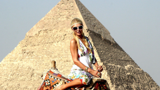 Jól állnak a hírességeknek a piramisok – 17 kép, Dianától Messiig