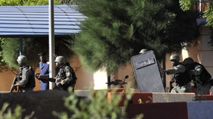Amerikai és orosz áldozata is van a bamakói túszdrámának
