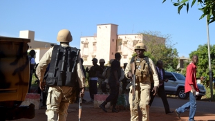Kommandósok rohamozták meg a bamakói szállodát, legalább 80 túszt szabadítottak ki