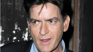 Megtette a nagy bejelentést: Charlie Sheen HIV-pozitív