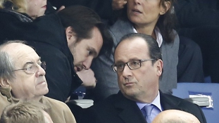 Így reagált a pénteki terrortámadás hírére Hollande – képek