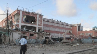 Véres merénylet egy szálloda ellen Mogadishuban
