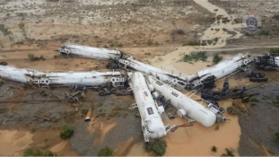 Az árvízben kisiklott egy mérgező anyagot szállító vonat Ausztráliában