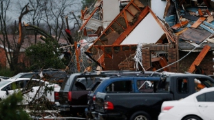 Több mint 40 embert öltek meg a viharok és a tornádók Amerikában