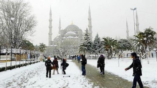 Hó Isztambulban: másfél száz járatot töröltek, és még nincs vége
