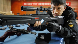 Fegyvereladások: Peking szankciókat jelentett be